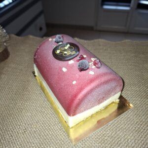 Nouveau bûche fruits rouges, glace chocolat blanc et son cœur passion 4.5pers